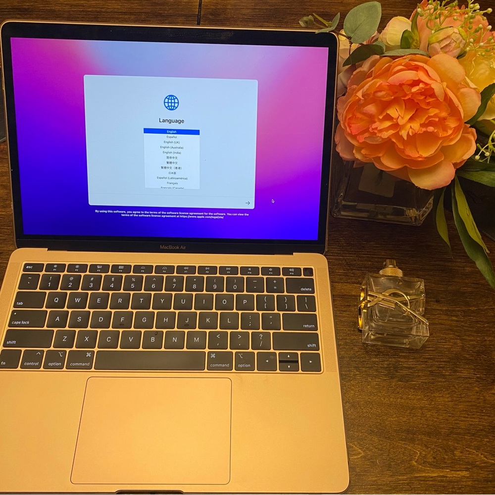 Macbook Air Pink Mint condition few time used. Year 2020